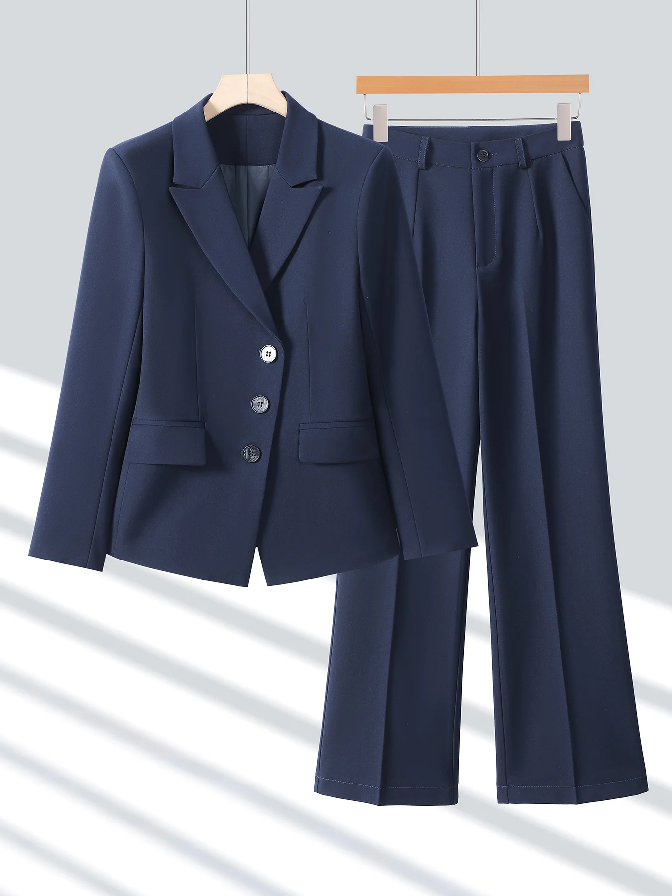 Women's Casual Business Suit Set Notched Lapel Blazer and High Waist Trousers
Women's Casual Business Suit Set Notched Lapel Blazer and High Waist Trousers