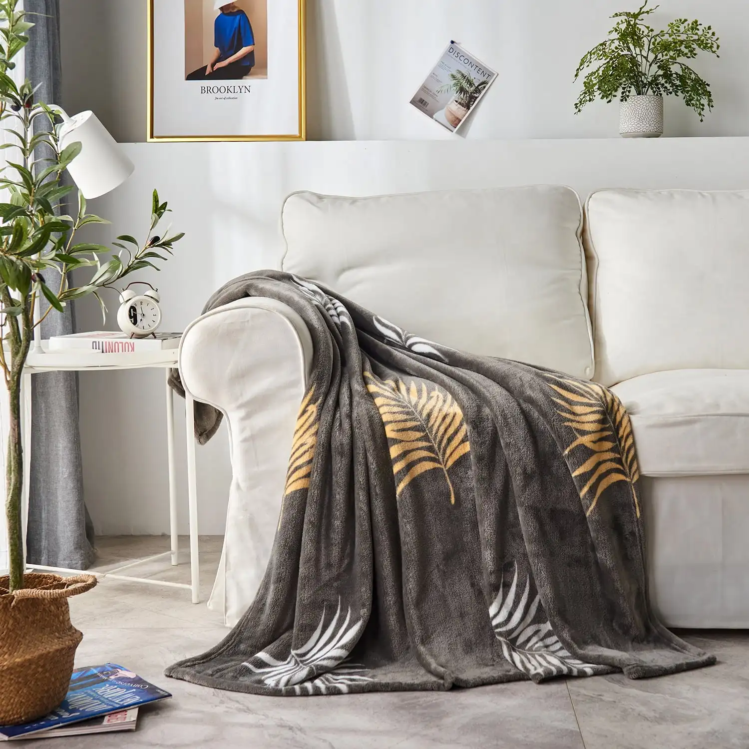 Flannel Blanket Lightweight Cozy Bed Blanket Soft Throw Blanket fit Couch Sofa Suitable for All Season
Flannel Blanket Lightweight Cozy Bed Blanket Soft Throw Blanket fit Couch Sofa Suitable for All Season