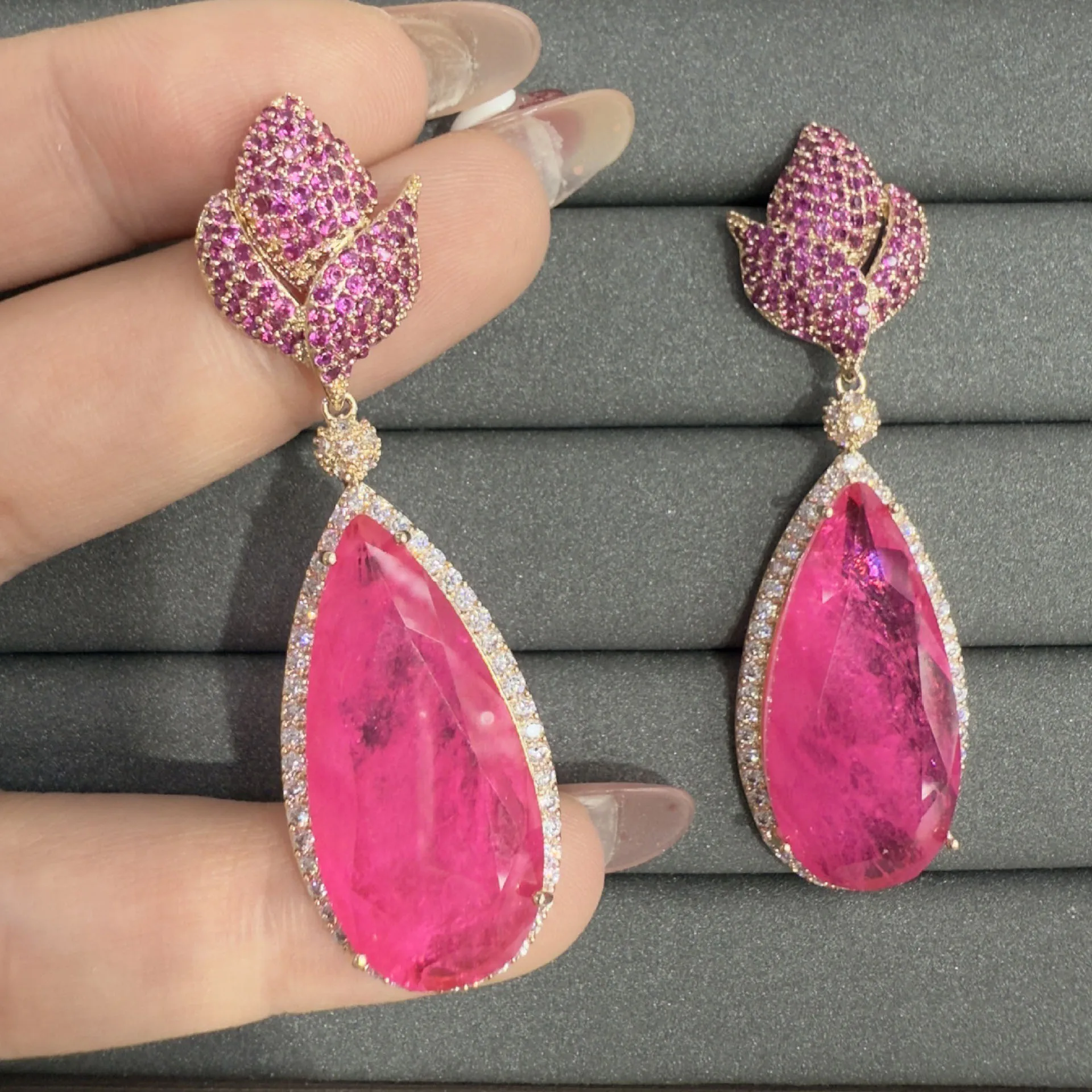 fushia pink zirconia earrings flower and water drop pendant luxury jewelry dinner party shiny green teardrop dangling earrings
fushia pink zirconia earrings flower and water drop pendant luxury jewelry dinner party shiny green teardrop dangling earrings