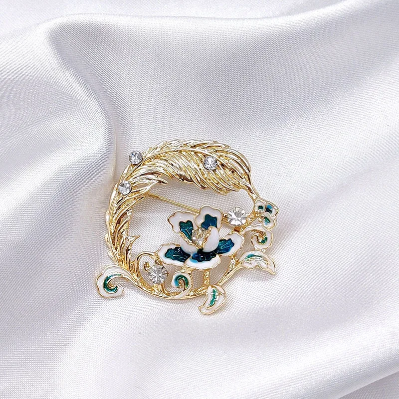 Peony feather brooch, fashionable and elegant alloy brooch, retro enamel women's accessory pin
Peony feather brooch, fashionable and elegant alloy brooch, retro enamel women's accessory pin