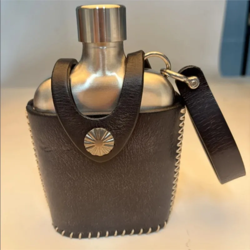 American Retro Leather Cover Wine Pot Handmade Vegetable Tanned Leather Waist Hanging Portable Stainless Steel Wine Pot ZI590
American Retro Leather Cover Wine Pot Handmade Vegetable Tanned Leather Waist Hanging Portable Stainless Steel Wine Pot ZI590