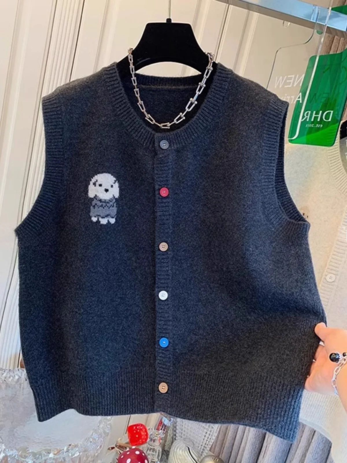 Large Size Knitted Dog Pattern Sweater Loose Fit Button up Casual Vest for Men Spring Faion Youth Sle Single Button Closure
Large Size Knitted Dog Pattern Sweater Loose Fit Button up Casual Vest for Men Spring Faion Youth Sle Single Button Closure