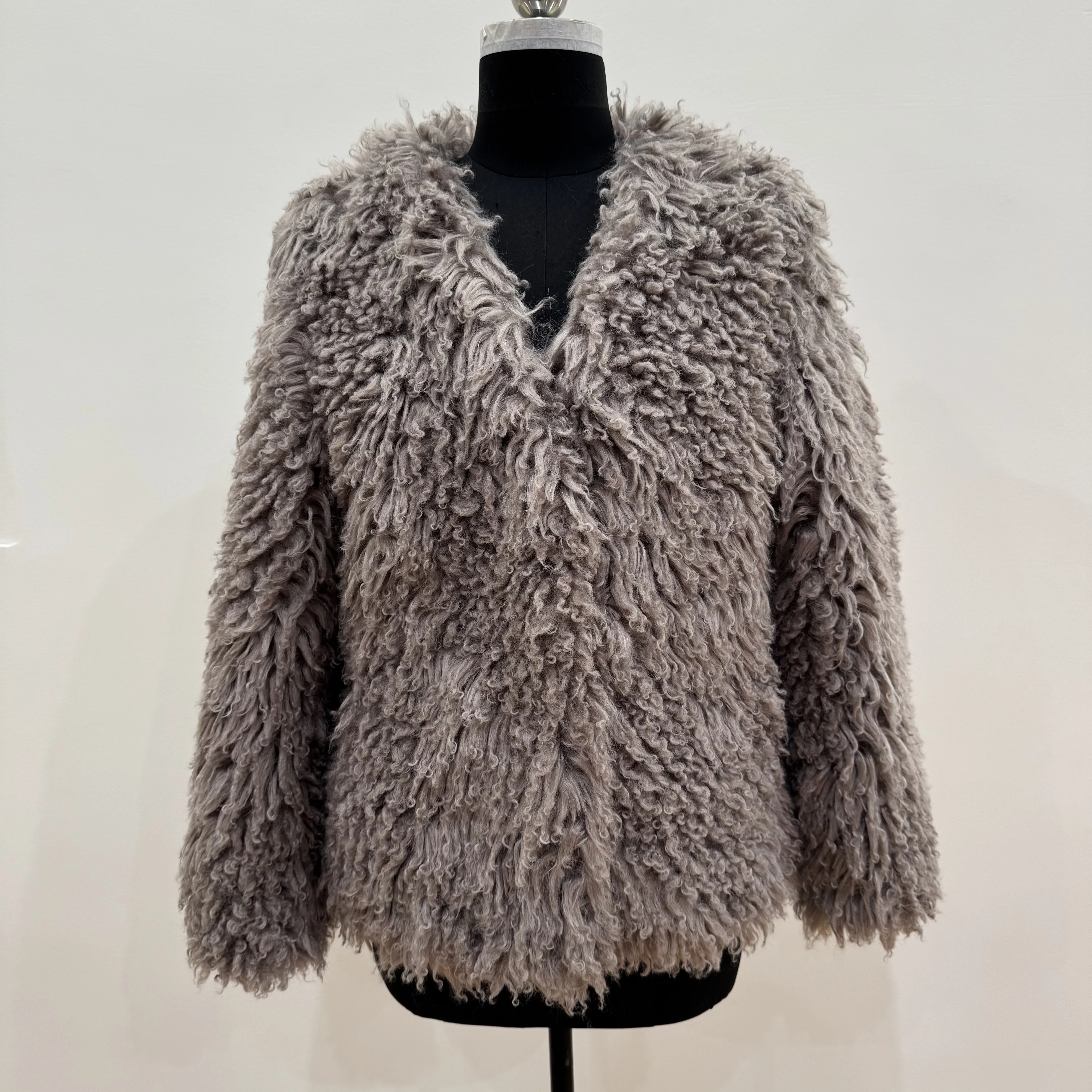 Women's Autumn Winter V-Neck Artificial Fur Jacket Soft Long Sleeve Short Lazy Design Fashionable Outerwear for Ladies
Women's Autumn Winter V-Neck Artificial Fur Jacket Soft Long Sleeve Short Lazy Design Fashionable Outerwear for Ladies