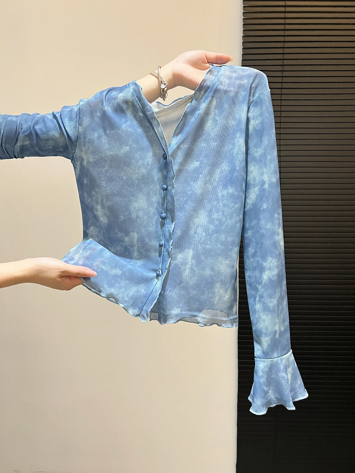 Blue Floral Print Long Sleeve Mesh Cardigan Women's Summer Style Air Conditioner Cover up Korean Version Straight Cut Silk Top
Blue Floral Print Long Sleeve Mesh Cardigan Women's Summer Style Air Conditioner Cover up Korean Version Straight Cut Silk Top