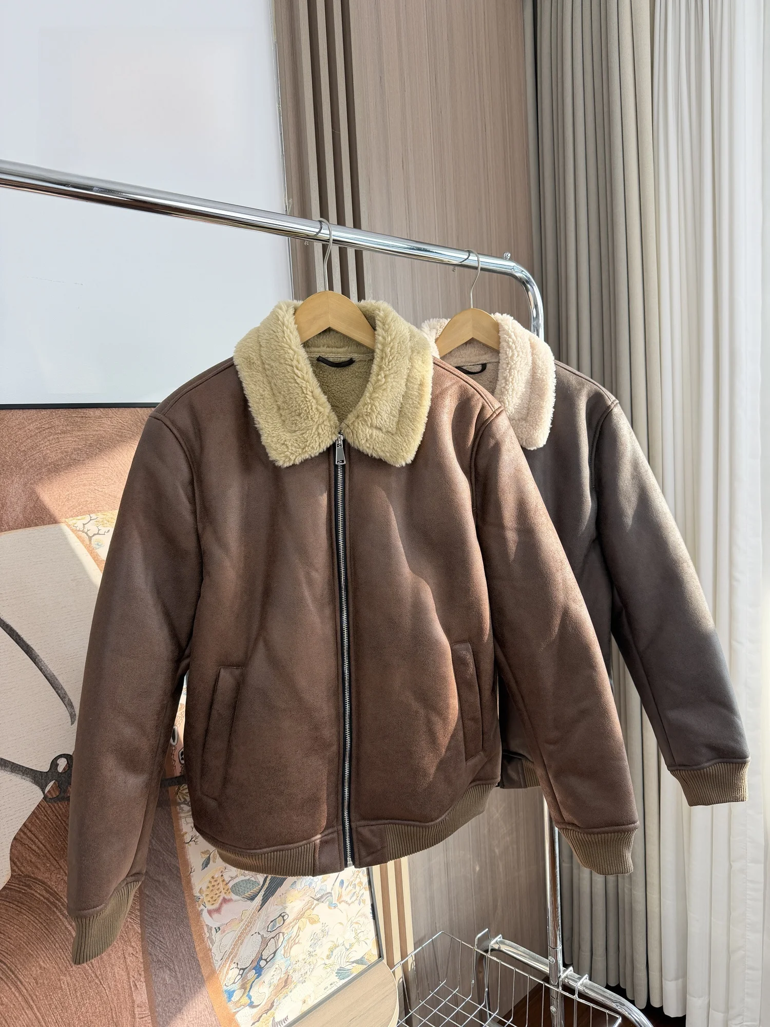 Универсальный воротник в стиле ретро, мужская осенне-зимняя куртка Cosite Lamb, бархатная меховая кожа, теплая модная городская молния...
Универсальный воротник в стиле ретро, мужская осенне-зимняя куртка Cosite Lamb, бархатная меховая кожа, теплая модная городская молния...