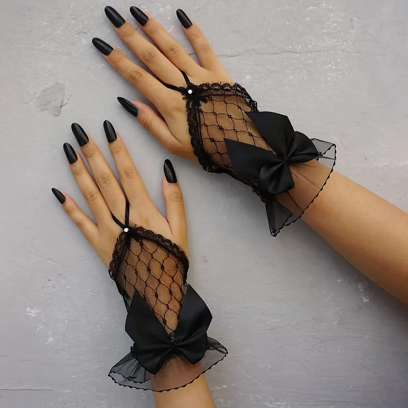A pair of black Y2K punk-style fingerless gloves with bow and lace detail - non-elastic texture design, suitable for women's daily wear, party and wedding decoration, with decorative bow embellishment
A pair of black Y2K punk-style fingerless gloves with bow and lace detail - non-elastic texture design, suitable for women's daily wear, party and wedding decoration, with decorative bow embellishment