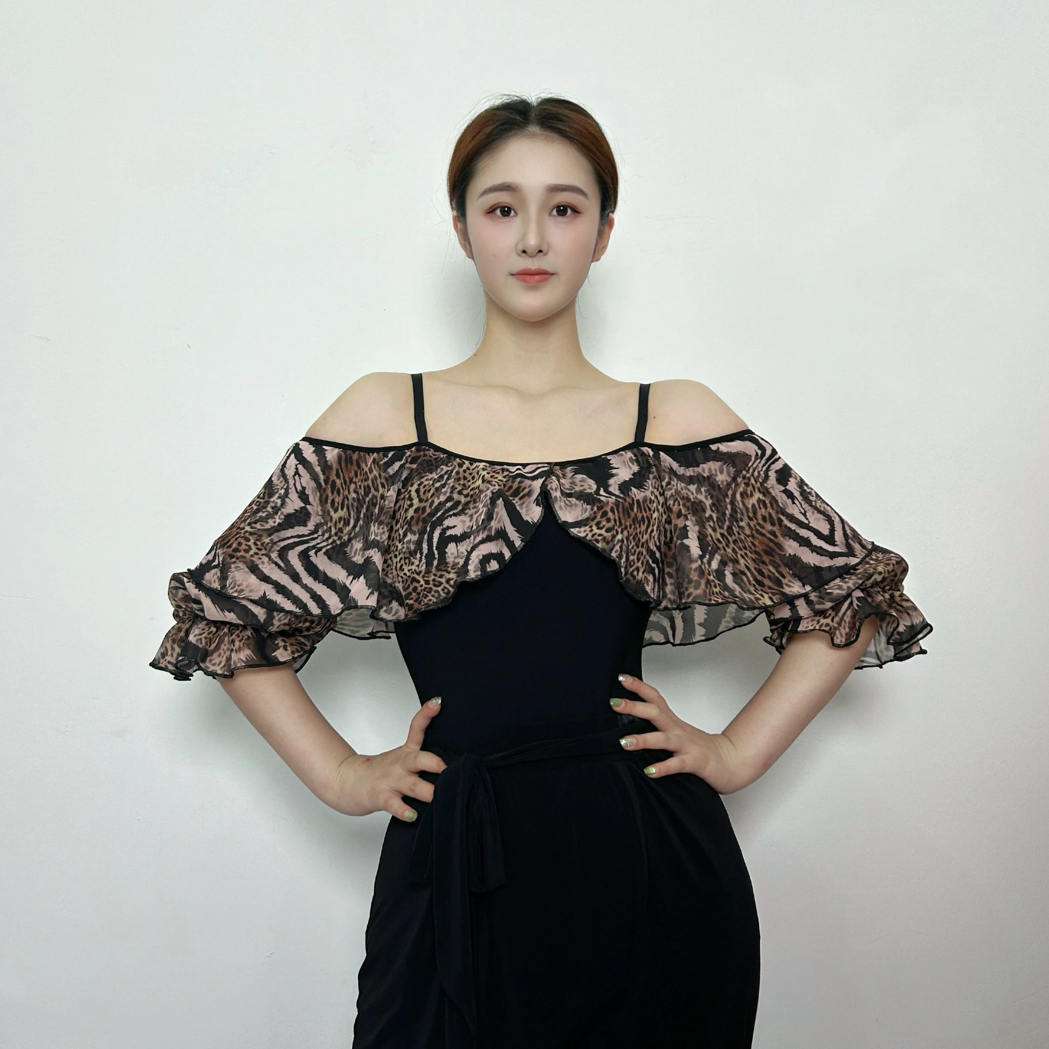 Женский танцевальный костюм для бальных танцев 2026: топ с открытыми плечами и леопардовым принтом для ча-ча-ча, румбы, танго, латиноамериканских и современных танцев DN22851
Женский танцевальный костюм для бальных танцев 2026: топ с открытыми плечами и леопардовым принтом для ча-ча-ча, румбы, танго, латиноамериканских и современных танцев DN22851