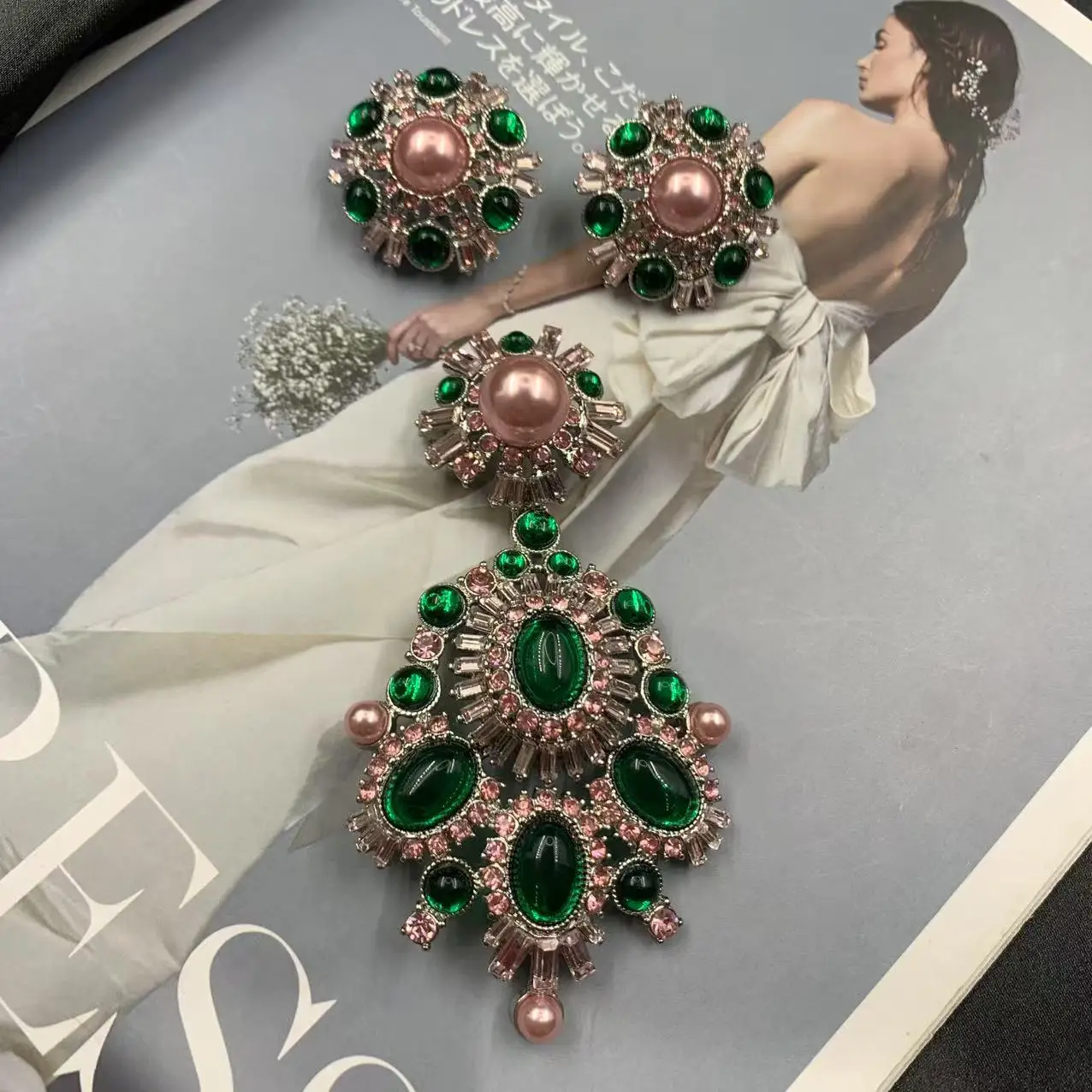 Антикварные полностью инкрустированные изумрудным стеклом, гальваническое белое золото, роскошные высококачественные изысканные серьги-броши
Антикварные полностью инкрустированные изумрудным стеклом, гальваническое белое золото, роскошные высококачественные изысканные серьги-броши