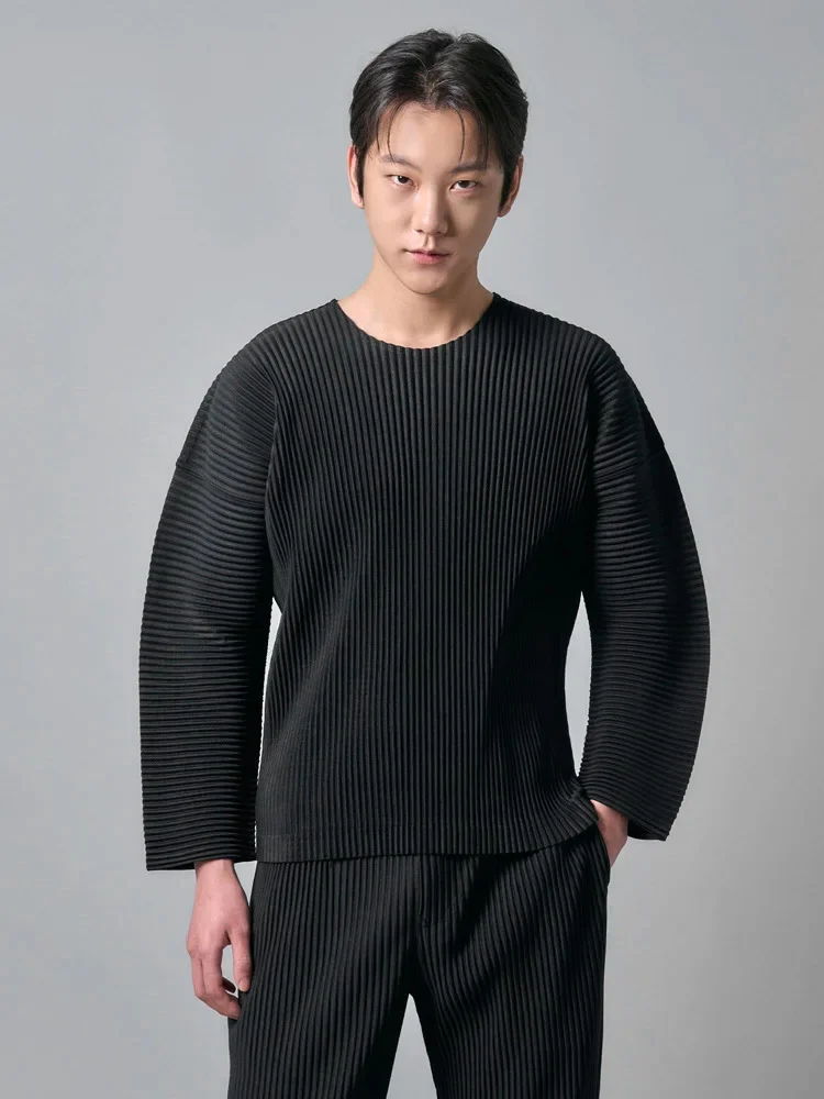 Miyake Fold 2025, новая осенняя мужская футболка с круглым вырезом, черный свободный силуэт, топ, корейская модная мужская одежда
Miyake Fold 2025, новая осенняя мужская футболка с круглым вырезом, черный свободный силуэт, топ, корейская модная мужская одежда