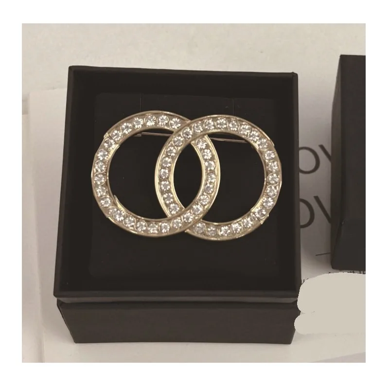 New Double Full Diamond Brooch Retro Versatile High Version Brooch Classic Brooch Women
New Double Full Diamond Brooch Retro Versatile High Version Brooch Classic Brooch Women