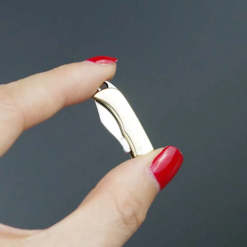 Открытый EDC латунный прецизионный маленький складной нож из литой стали портативный трансграничный ультра легкий карманный мини-нож с подвеской для ключей
Открытый EDC латунный прецизионный маленький складной нож из литой стали портативный трансграничный ультра легкий карманный мини-нож с подвеской для ключей