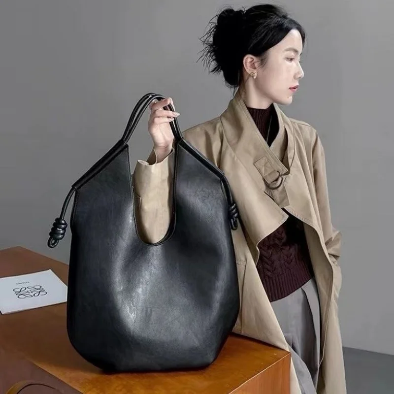 Minimalist Tote Bag for Spring Summer Large Capacity Commuter Single Shoulder Underarm Fashion Soft Bag Trendy Packaging
Minimalist Tote Bag for Spring Summer Large Capacity Commuter Single Shoulder Underarm Fashion Soft Bag Trendy Packaging