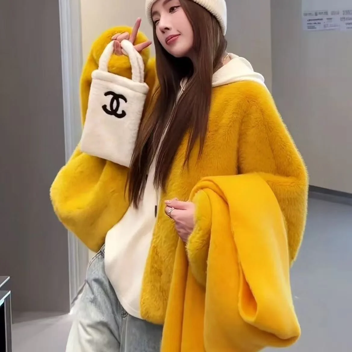 2025 Winter ort V-Ne Women's Jaet Fake Fur Coat Stand Fit Casual Sle Polyester Fiber Whole Skin Splicing
2025 Winter ort V-Ne Women's Jaet Fake Fur Coat Stand Fit Casual Sle Polyester Fiber Whole Skin Splicing