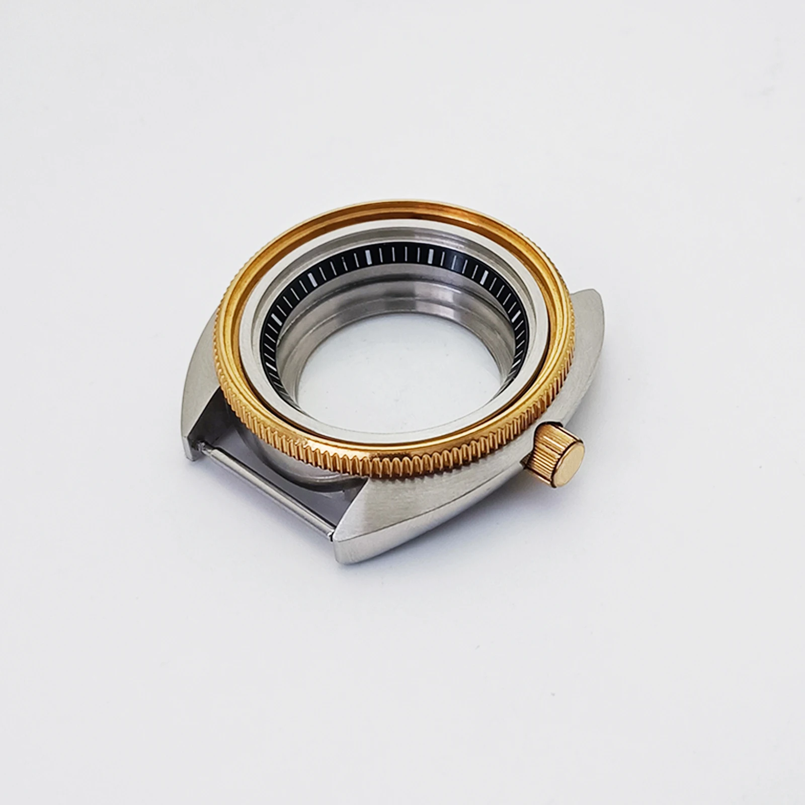 Корпус Mod Turtle Корпус NH35 Корпус 3.0 Корона Вставка из смолы Золотой ободок Сапфировое стекло Корпус из нержавеющей стали
Корпус Mod Turtle Корпус NH35 Корпус 3.0 Корона Вставка из смолы Золотой ободок Сапфировое стекло Корпус из нержавеющей стали