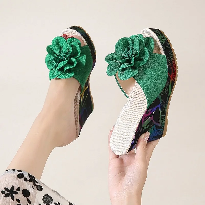2025 New Summer Selling Casual Round Toe Open Toe Thick Bottom Wedge Heel Slippers Fashion Flower Decoration Women's Slippers
2025 New Summer Selling Casual Round Toe Open Toe Thick Bottom Wedge Heel Slippers Fashion Flower Decoration Women's Slippers