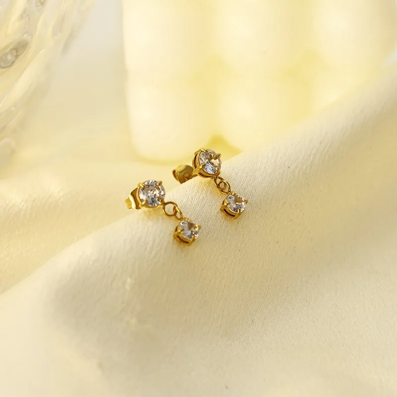 Модные женские серьги-подвески из нержавеющей стали с покрытием под 18-каратное золото и цветными цирконами
Модные женские серьги-подвески из нержавеющей стали с покрытием под 18-каратное золото и цветными цирконами