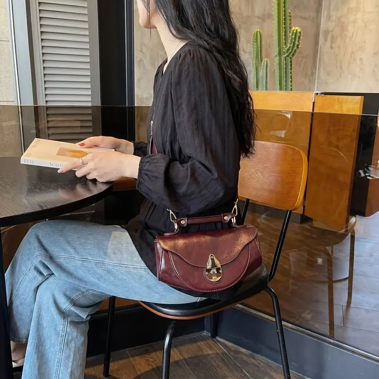 Vintage Luxe Diaper Bag For Women Leather Crossbody Bag Luxury Tote Minimalist Designer Large Capacity Stylish Practical
Vintage Luxe Diaper Bag For Women Leather Crossbody Bag Luxury Tote Minimalist Designer Large Capacity Stylish Practical