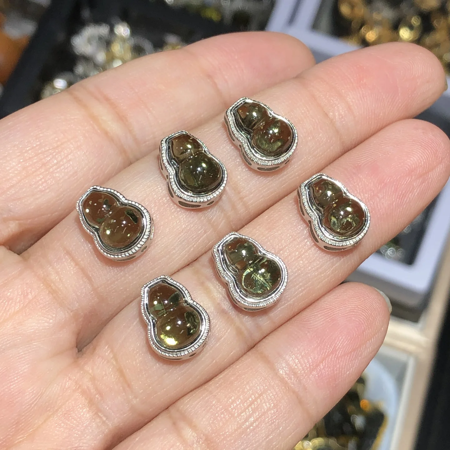 1 Pc Fengbaowu Natural Moldavite Gourd 925 Sterling Silver Reiki Healing Stone Jewelry Gift For Women DIY Accessories
1 Pc Fengbaowu Natural Moldavite Gourd 925 Sterling Silver Reiki Healing Stone Jewelry Gift For Women DIY Accessories