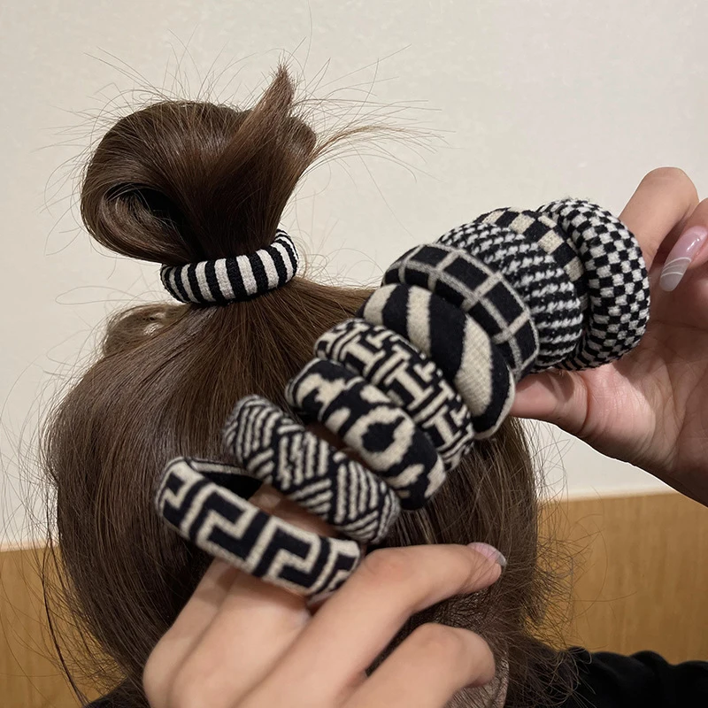 5Pcs Fashion Black And White Vintage Gum Big Rubber Bands Elastic Seamless Ponytail Holders Hot Girl Women Hair Tie Rope
5Pcs Fashion Black And White Vintage Gum Big Rubber Bands Elastic Seamless Ponytail Holders Hot Girl Women Hair Tie Rope