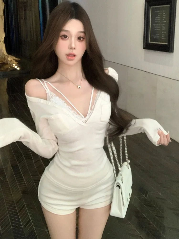 Pure Desire White V-Neck Long Sleeve T-Shirt Women's Slim Fit Base Shirt Tight Layering Lace Halter Top City Walk Casual Style
Pure Desire White V-Neck Long Sleeve T-Shirt Women's Slim Fit Base Shirt Tight Layering Lace Halter Top City Walk Casual Style