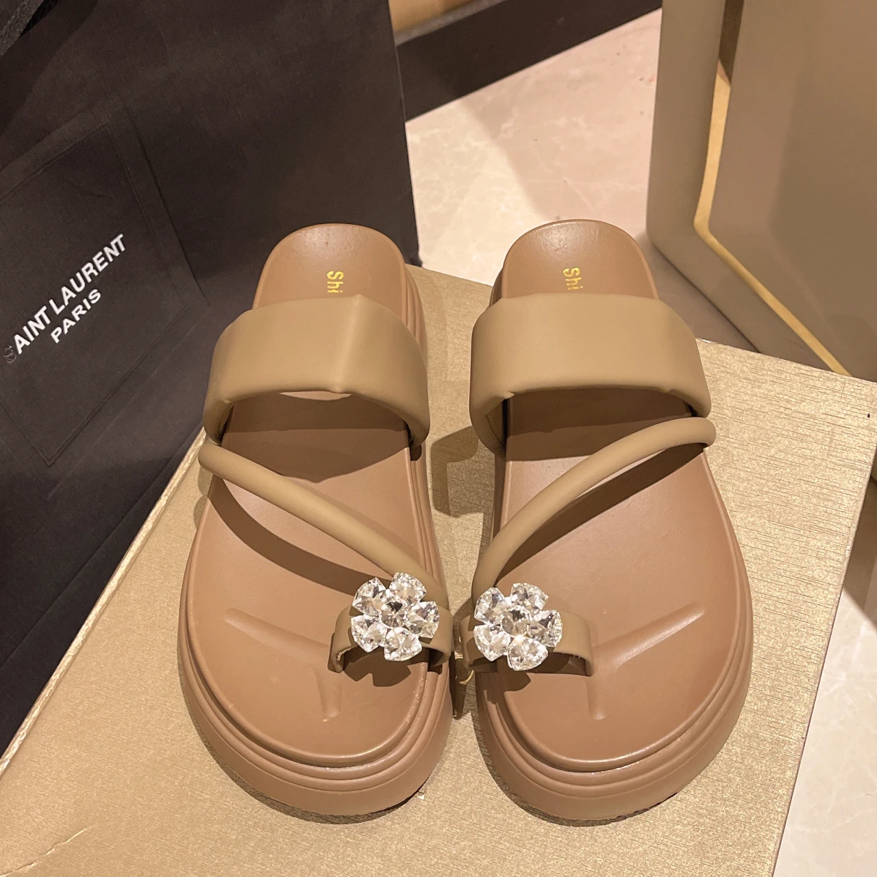 Горячая распродажа: Новые летние женские шлепанцы из натуральной кожи, домашние тапочки, женские модные люксовые дизайнерские шлепанцы на каблуке
Горячая распродажа: Новые летние женские шлепанцы из натуральной кожи, домашние тапочки, женские модные люксовые дизайнерские шлепанцы на каблуке