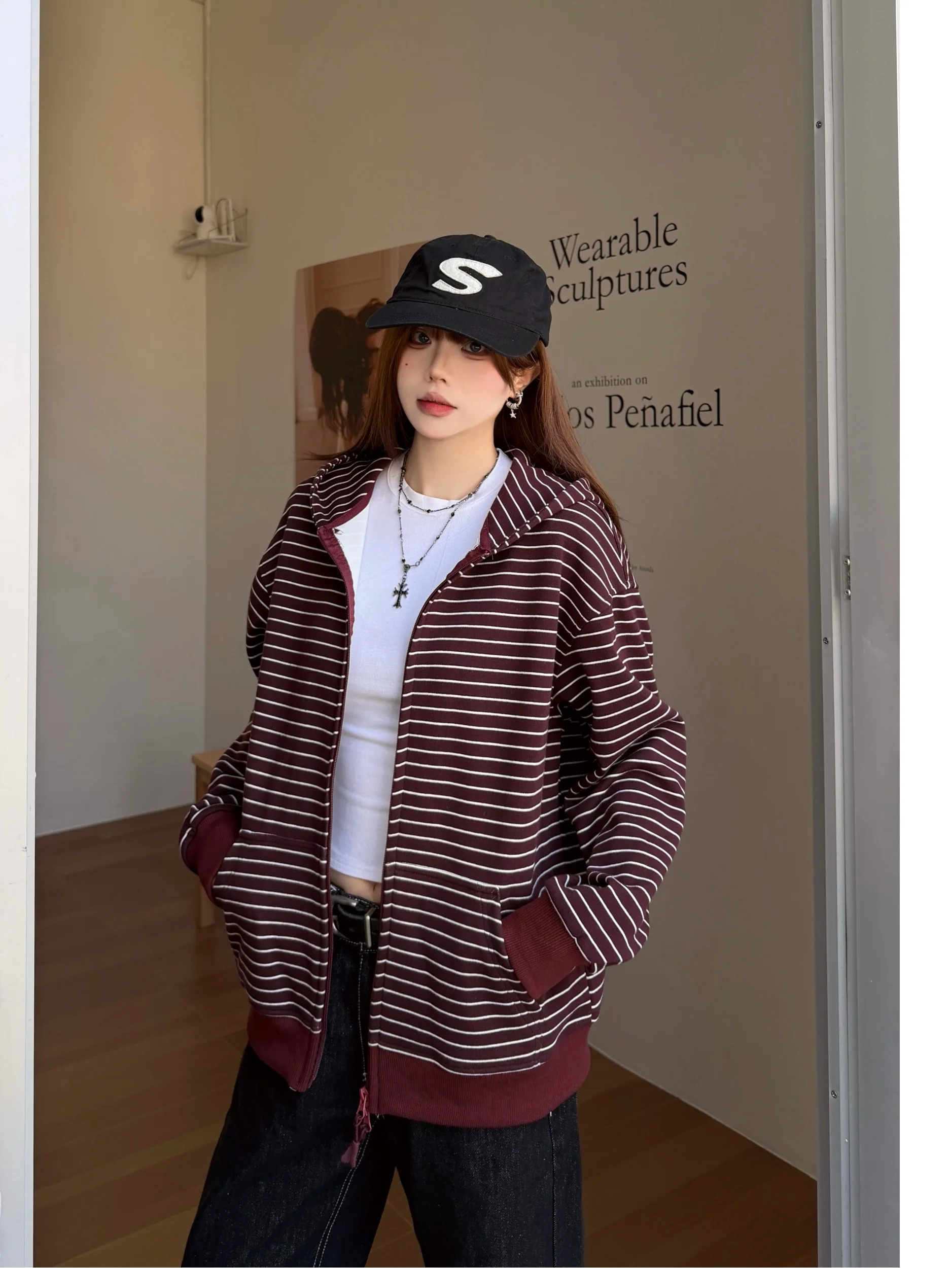 Ретро-американская толстовка с капюшоном и двойной молнией, свободного кроя, для пар, мужская теплая куртка с длинными рукавами и полосатым узором
Ретро-американская толстовка с капюшоном и двойной молнией, свободного кроя, для пар, мужская теплая куртка с длинными рукавами и полосатым узором