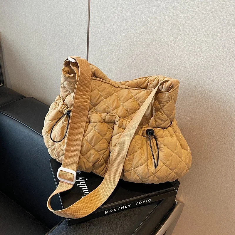 Cotton Clothing Bag for Women Large Capacity New Autumn and Winter Casual Shoulder Crossbody Bag Diamond Grid Commuting Tote Bag
Cotton Clothing Bag for Women Large Capacity New Autumn and Winter Casual Shoulder Crossbody Bag Diamond Grid Commuting Tote Bag