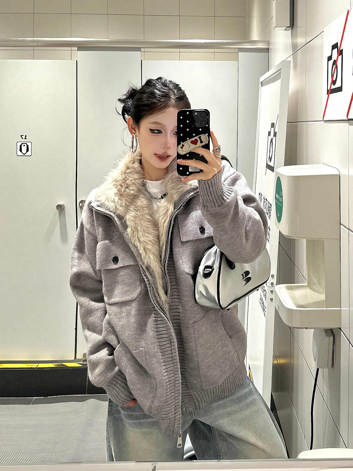 Утепленный вязаный свитер-пальто унисекс с воротником из искусственного меха кролика в американском ретро-стиле, свободный крой, длинный рукав, на молнии
Утепленный вязаный свитер-пальто унисекс с воротником из искусственного меха кролика в американском ретро-стиле, свободный крой, длинный рукав, на молнии