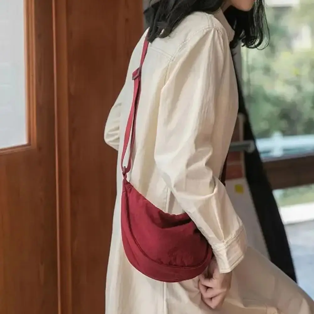 Large Capacity Nylon Hobos Bag Solid Color Vintage Style Shoulder Bag Simple Design Cotton Filled Half Moon Bag Female Handbag
Large Capacity Nylon Hobos Bag Solid Color Vintage Style Shoulder Bag Simple Design Cotton Filled Half Moon Bag Female Handbag