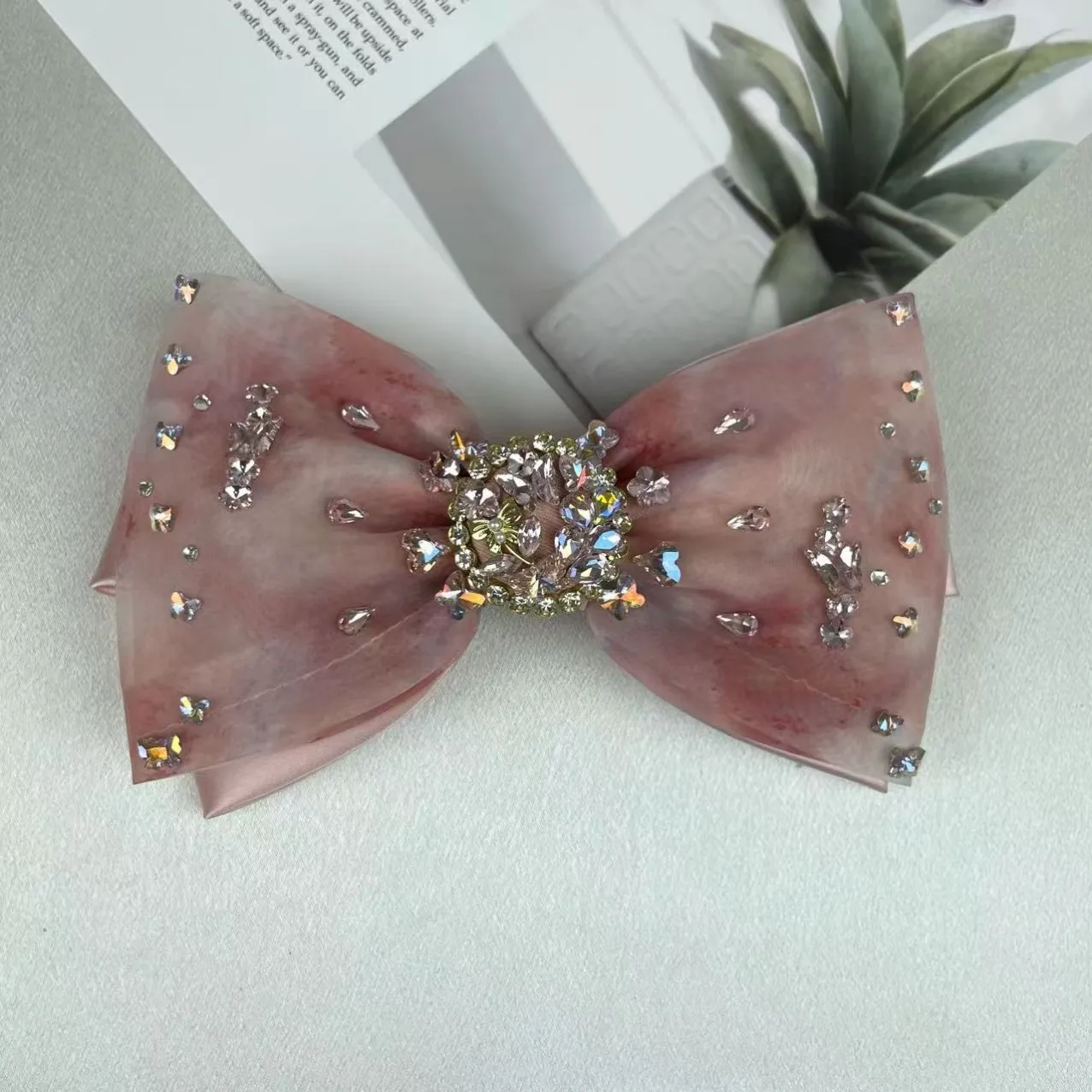 Корейская версия новой эластичной клипсы для тяжелой промышленности, двойная атласная заколка в горошек с бриллиантами, аксессуар для волос с бантом из органзы 
Корейская версия новой эластичной клипсы для тяжелой промышленности, двойная атласная заколка в горошек с бриллиантами, аксессуар для волос с бантом из органзы