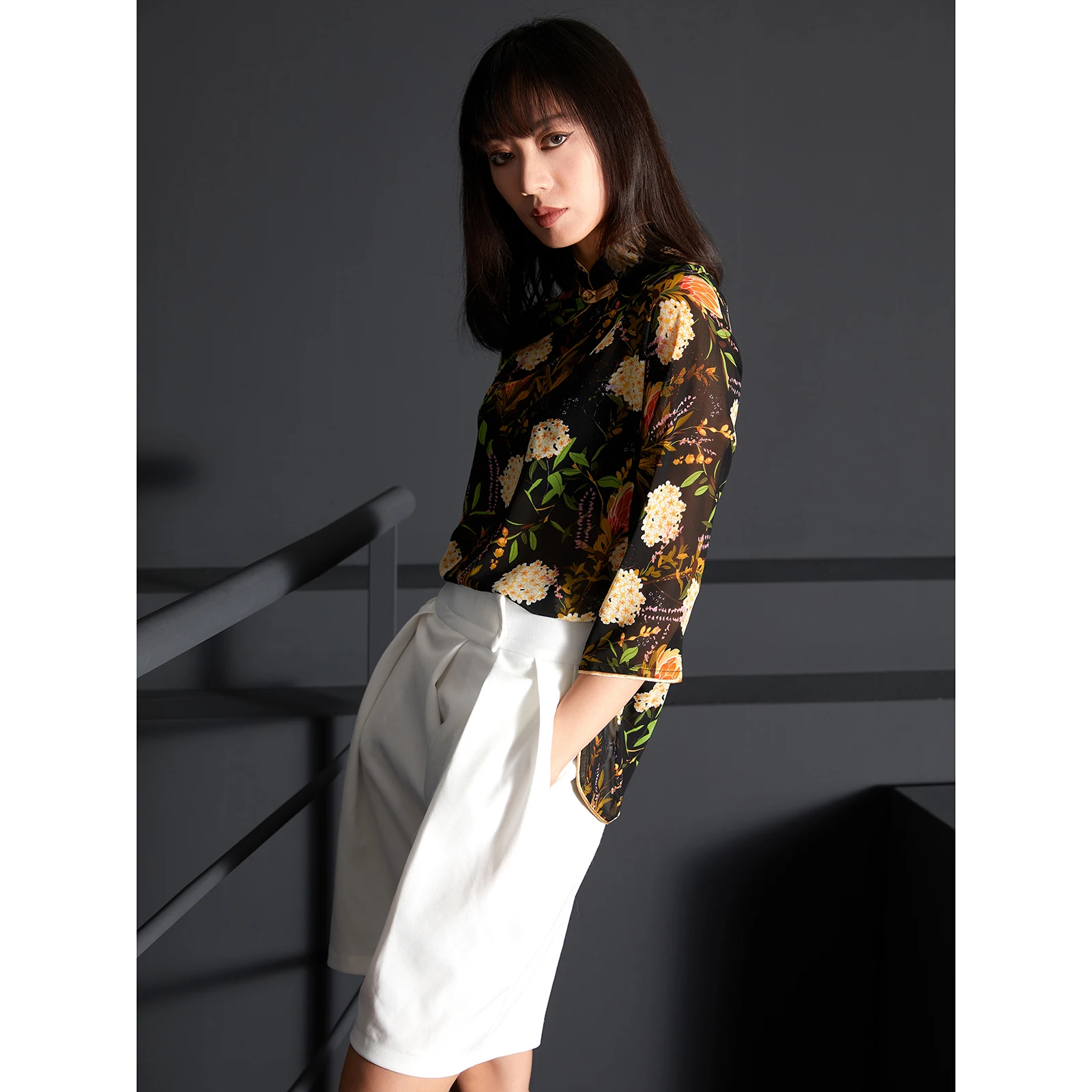 Original Design Women's Faion 2024 Vintage Sle awl Collar Embroidered Silk Georgette See-tough Button Detail Cheongsa...
Original Design Women's Faion 2024 Vintage Sle awl Collar Embroidered Silk Georgette See-tough Button Detail Cheongsa...