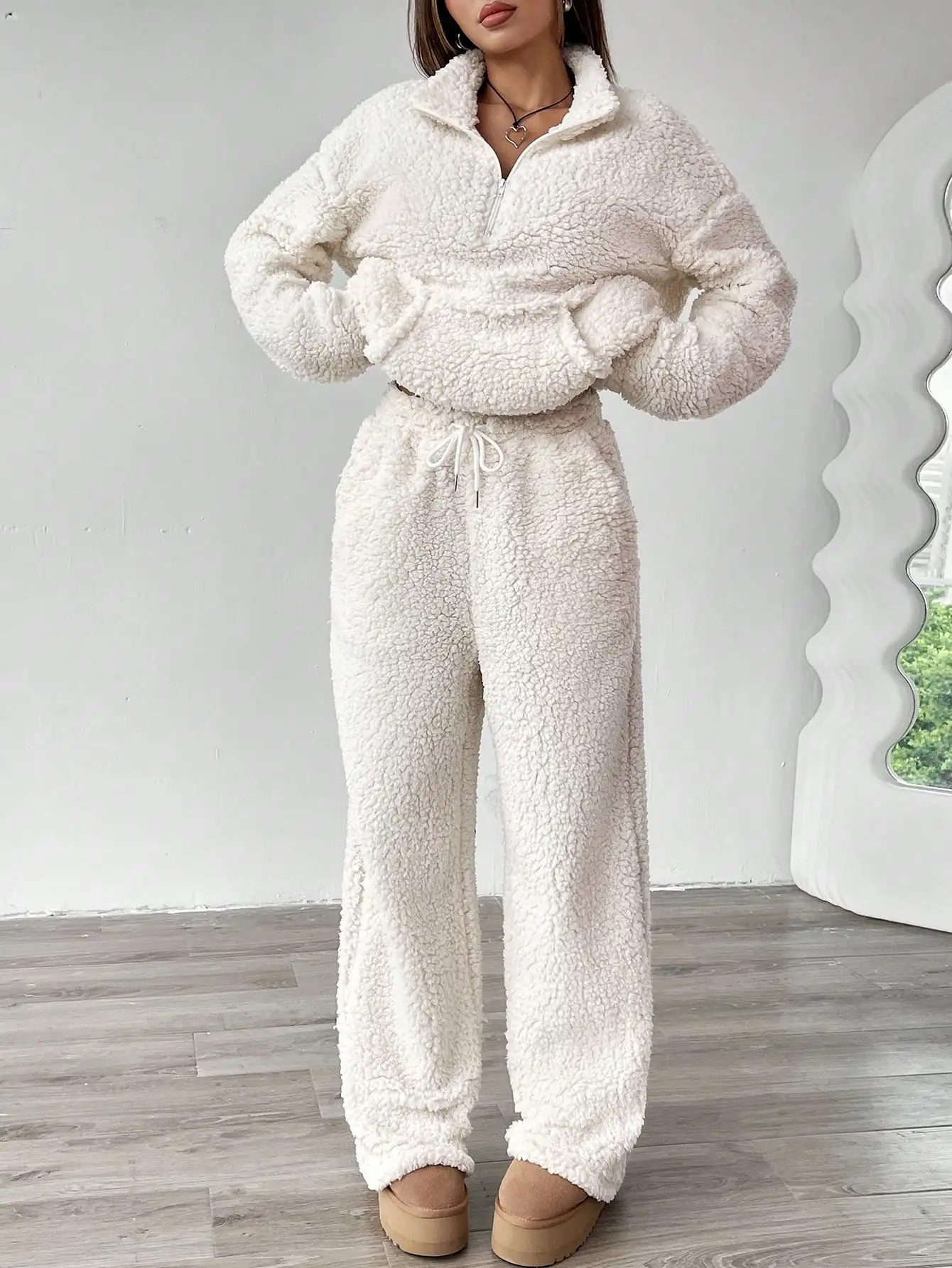 Комплект: укороченный топ из кремового флиса на молнии до середины груди и широкие брюки на шнурке
Комплект: укороченный топ из кремового флиса на молнии до середины груди и широкие брюки на шнурке