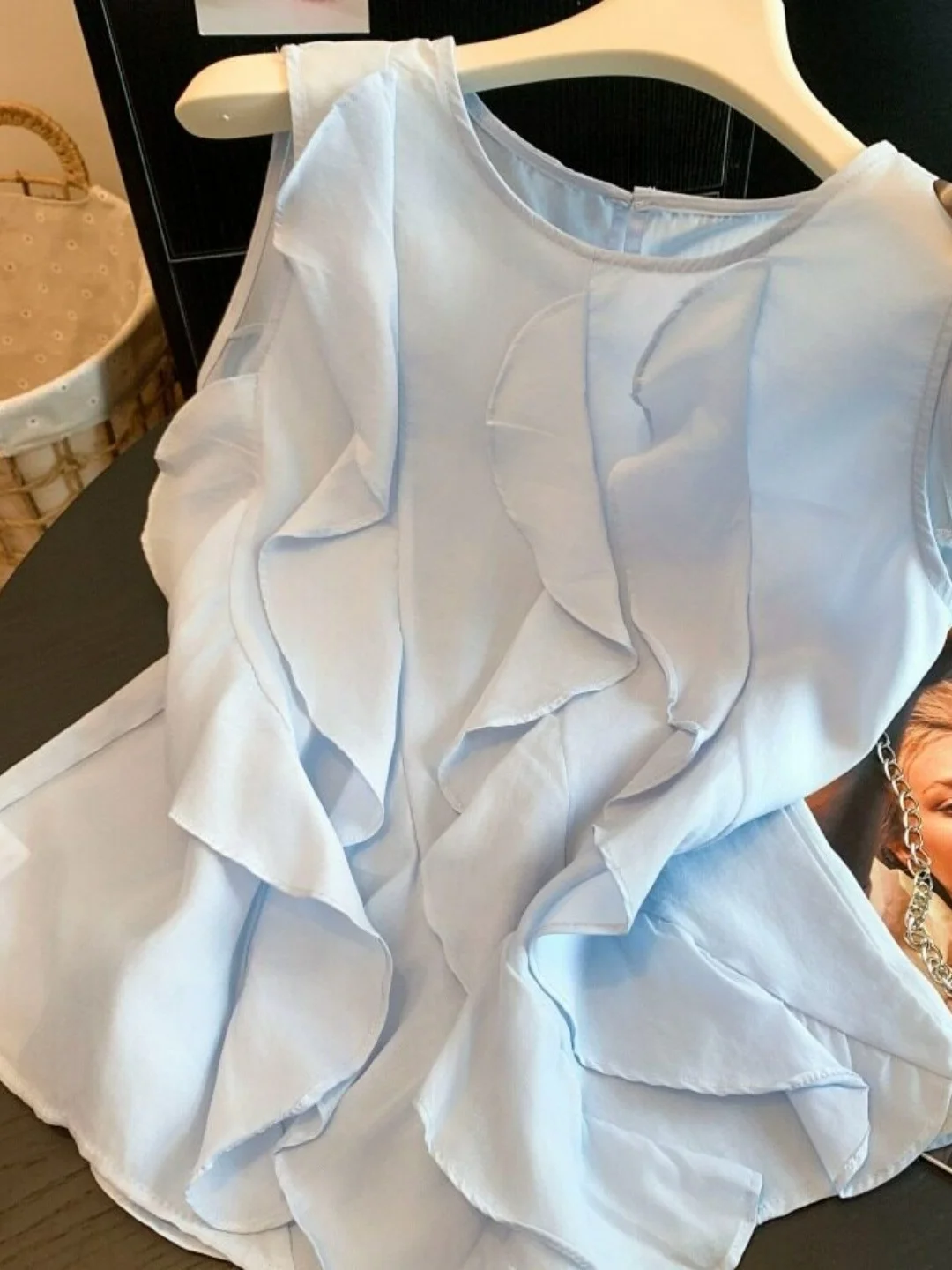 Elegant Sleeveless Shirt Women's Loose Fit Polyester Fabric round Neck Design Summer Fashion Gentle Wind Leaf Detail
Elegant Sleeveless Shirt Women's Loose Fit Polyester Fabric round Neck Design Summer Fashion Gentle Wind Leaf Detail