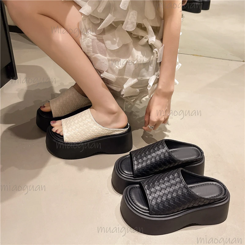 Тканые сандалии с толстой подошвой, женская обувь, верхняя одежда, новинка 2023 года, летние женские шлепанцы на высоком каблуке 7 см с открытым носком
Тканые сандалии с толстой подошвой, женская обувь, верхняя одежда, новинка 2023 года, летние женские шлепанцы на высоком каблуке 7 см с открытым носком