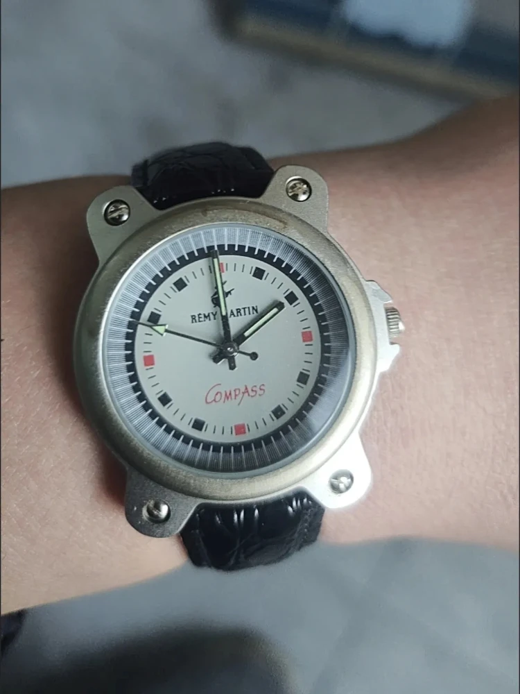 Vintage Y2k watch head quartz movement ufo spaceship watch dial can be installed 20mm strap
Vintage Y2k watch head quartz movement ufo spaceship watch dial can be installed 20mm strap