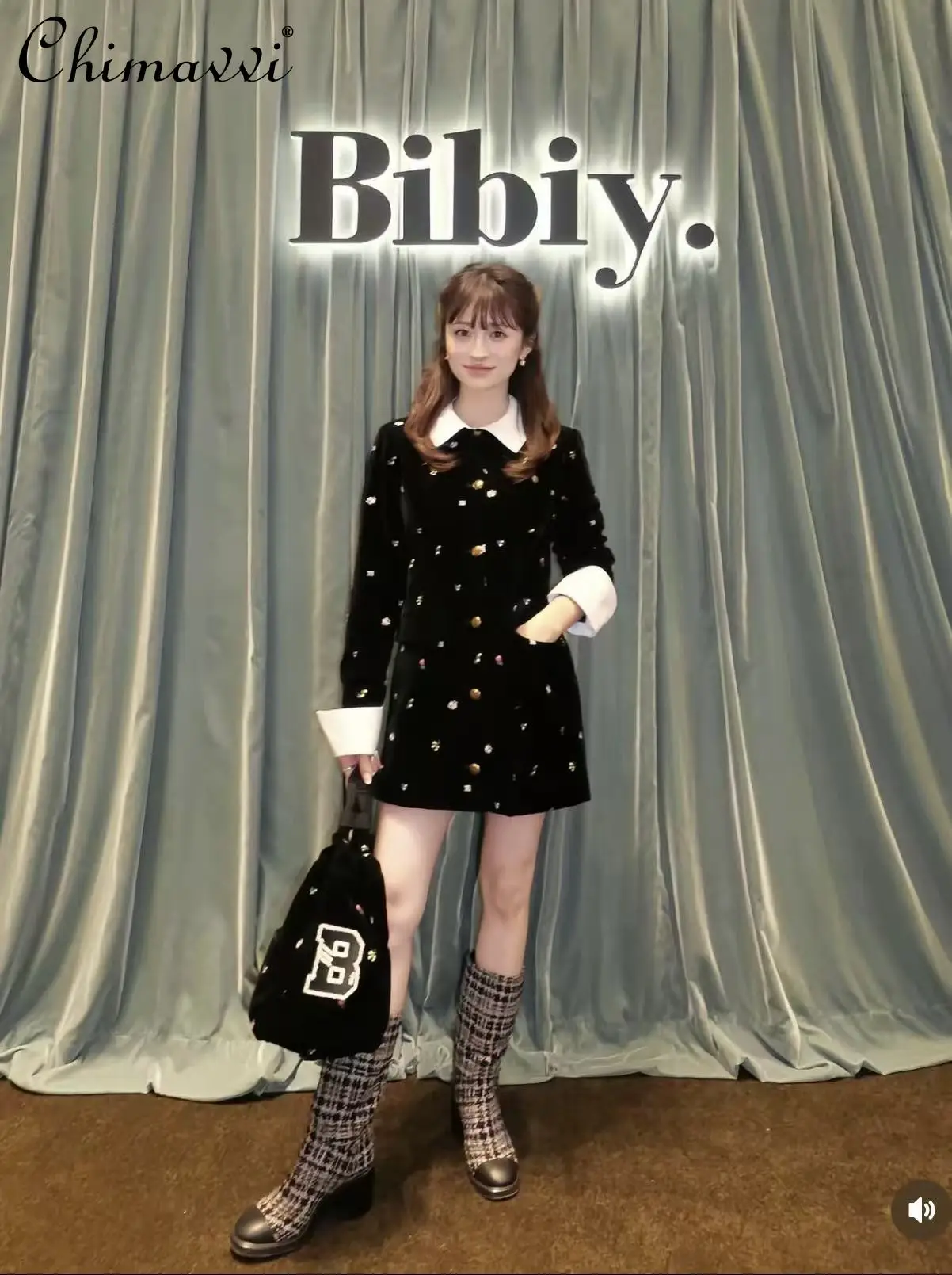 Japanese New Autumn Women's Sweet Lapel Embroidery Velvet Jacket Small Floral Camisole Short Coat and Pants Elegant Outfits
Japanese New Autumn Women's Sweet Lapel Embroidery Velvet Jacket Small Floral Camisole Short Coat and Pants Elegant Outfits