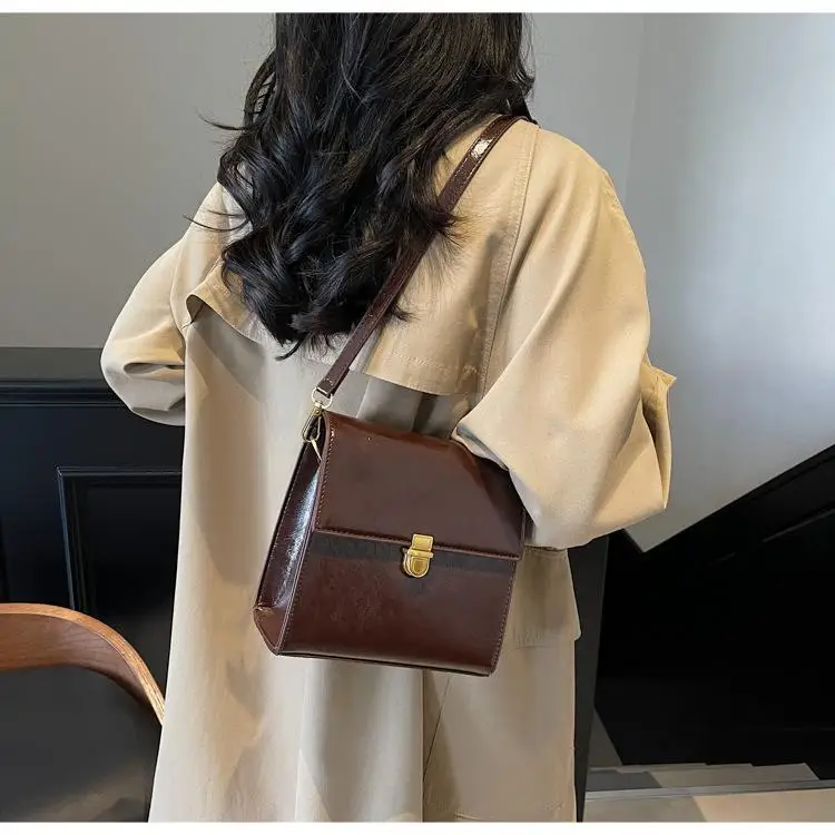 2024 Popular Bags Women's Autumn and Winter 2024 Retro Fashion Shoulder Bag Texture Versatile Messenger Small Square Bag ZB5519
2024 Popular Bags Women's Autumn and Winter 2024 Retro Fashion Shoulder Bag Texture Versatile Messenger Small Square Bag ZB5519