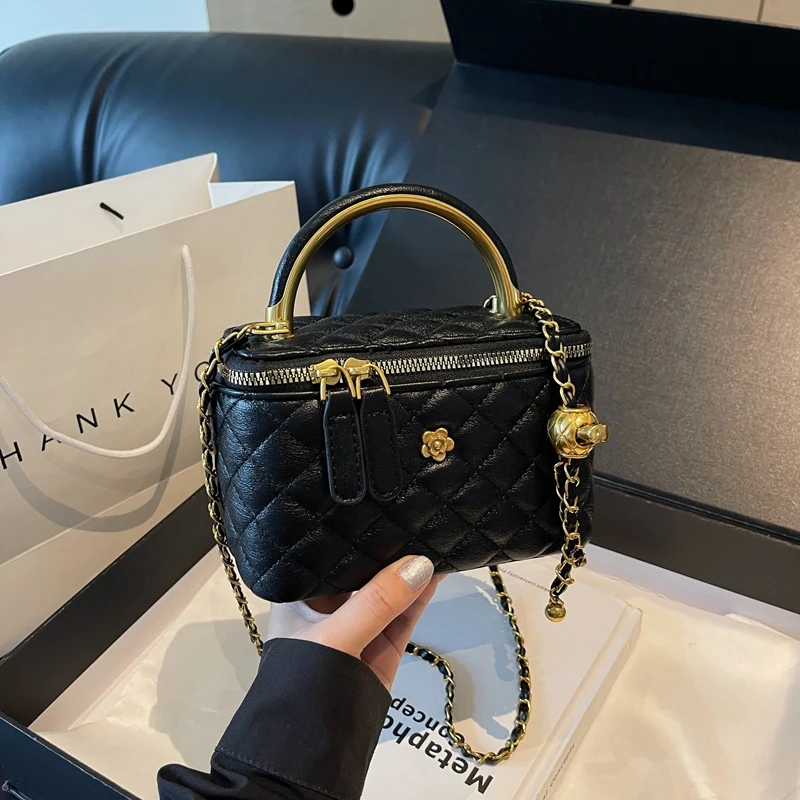 High-end sense of light luxury box small bag women's 2025 wild niche design rhombus messenger bag fashion portable bucket bag
High-end sense of light luxury box small bag women's 2025 wild niche design rhombus messenger bag fashion portable bucket bag