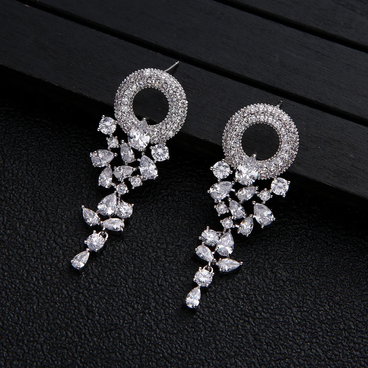 HIBRIDE European and American sliver color jewelry temperament earrings women's daily dress decoration wedding ball gift E362
HIBRIDE European and American sliver color jewelry temperament earrings women's daily dress decoration wedding ball gift E362