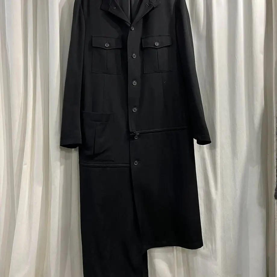 TOP-YAMAMOTO ® workwear style black mid-length trench coat, a classic and versatile overcoat for both men and women
TOP-YAMAMOTO ® workwear style black mid-length trench coat, a classic and versatile overcoat for both men and women