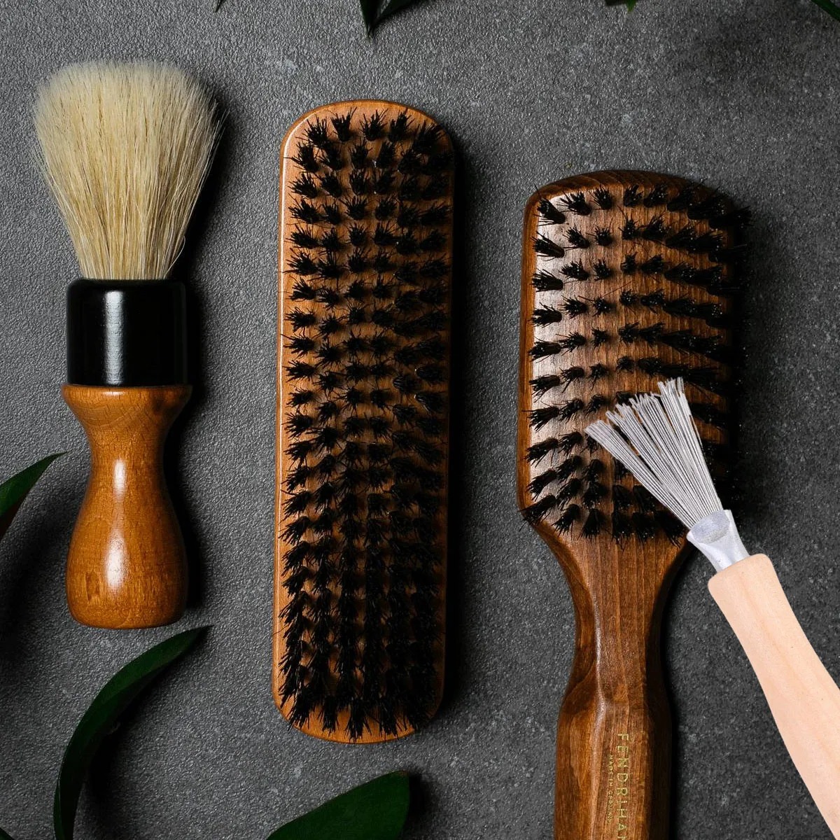 Набор из 2-х щеток для чистки расчесок: эргономичная деревянная ручка, прочные металлические зубцы, быстрое удаление волос с расчесок и щеток.
Набор из 2-х щеток для чистки расчесок: эргономичная деревянная ручка, прочные металлические зубцы, быстрое удаление волос с расчесок и щеток.