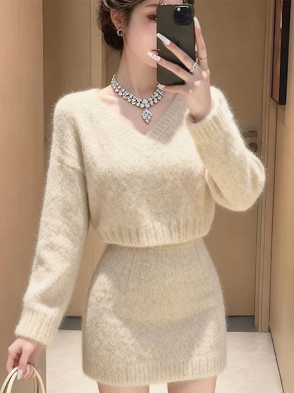 Korean Style Sweet High-End V-Neck Knitted Sweater And Skirt Set Women's Fashion Autumn Winter Leisure Wear Elegant Mood
Korean Style Sweet High-End V-Neck Knitted Sweater And Skirt Set Women's Fashion Autumn Winter Leisure Wear Elegant Mood