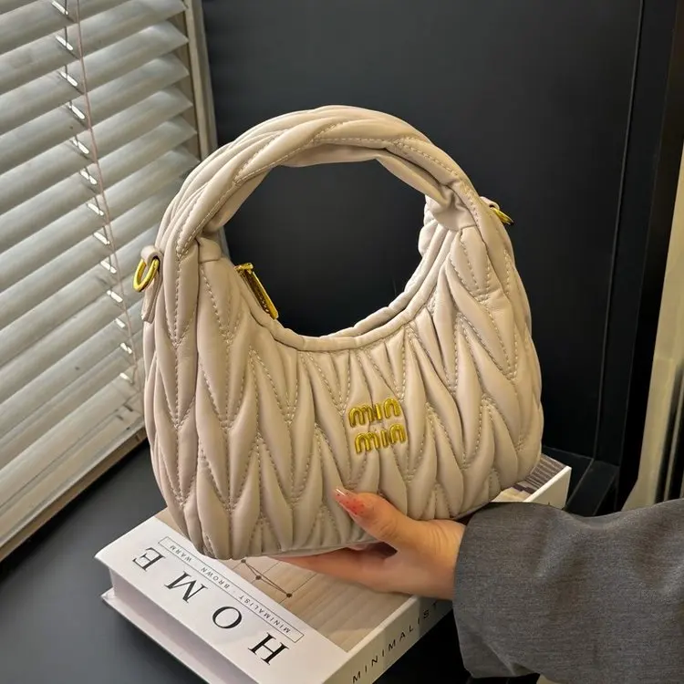 Модная сумка подмышки, новинка 2023 года для женщин, плиссированная сумка-хобо на плечо, шикарная трансформируемая сумка с верхней ручкой, через плечо, день и ночь
Модная сумка подмышки, новинка 2023 года для женщин, плиссированная сумка-хобо на плечо, шикарная трансформируемая сумка с верхней ручкой, через плечо, день и ночь