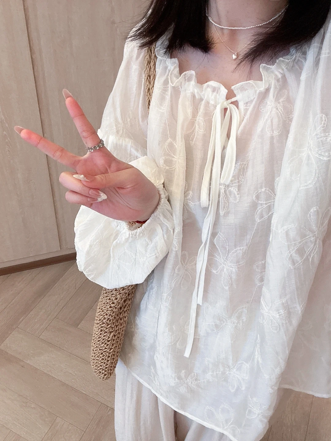 XiaoYanHome Japanese Sle Embroidered Loose Women's irt Spring Lazy Sle Light Color Transparent Overhead Thin irt
XiaoYanHome Japanese Sle Embroidered Loose Women's irt Spring Lazy Sle Light Color Transparent Overhead Thin irt