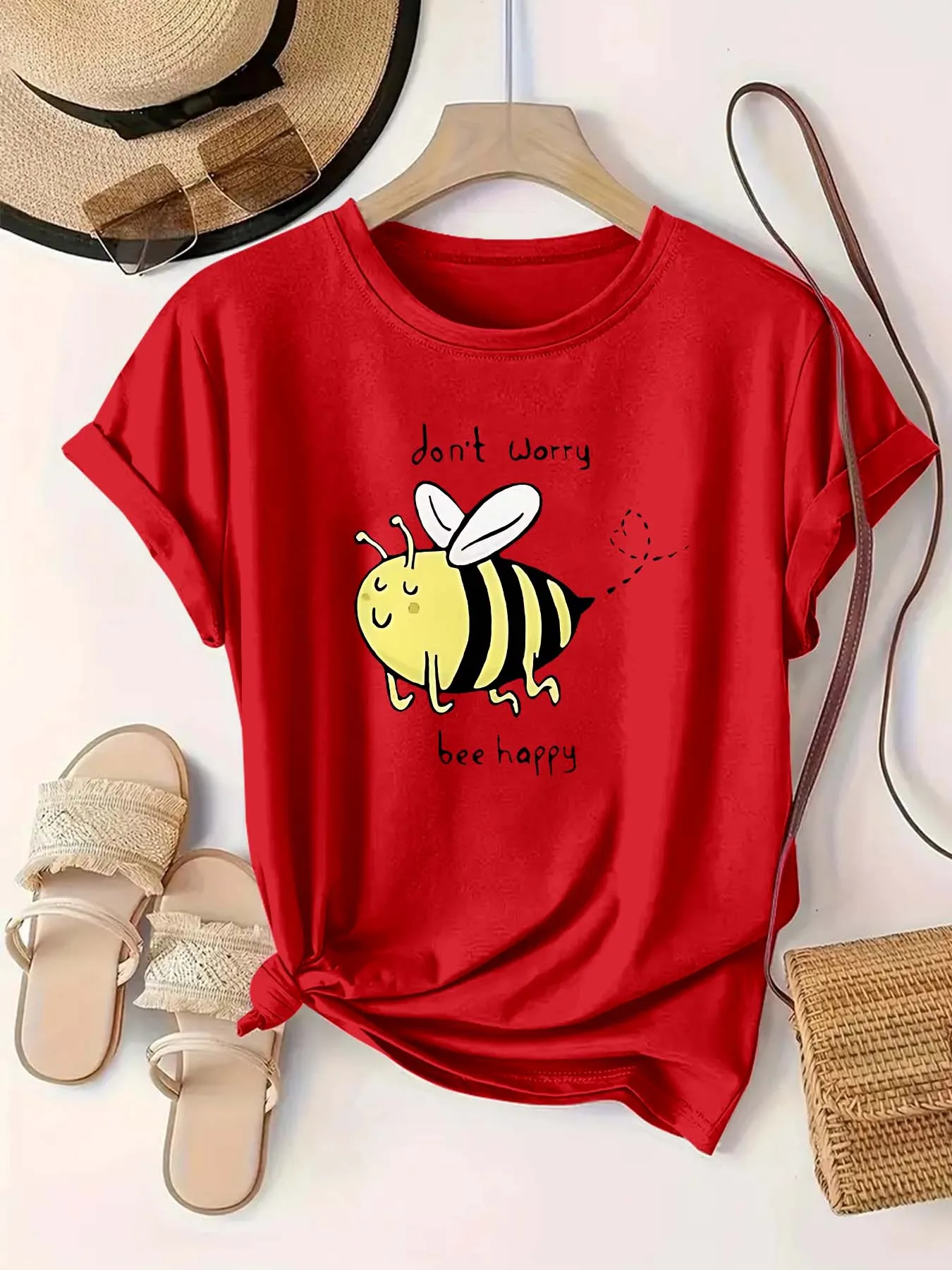 Футболка больших размеров с короткими рукавами. Женская одежда оверсайз: «Не волнуйтесь пчелы Happy». Мультяшная графика. 
Футболка больших размеров с короткими рукавами. Женская одежда оверсайз: «Не волнуйтесь пчелы Happy». Мультяшная графика.