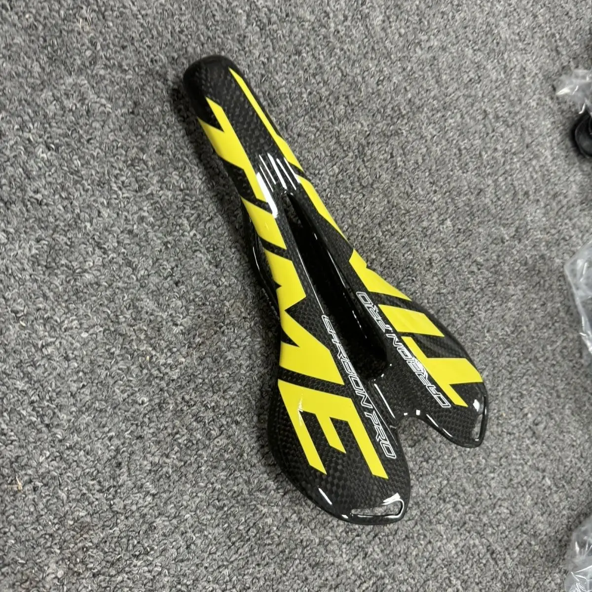Lightweight Full Carbon Fiber Bicycle Seat Hollow Bike Saddle With Oval Carbon Rails For Mountain Road Bikes Multi Color
Lightweight Full Carbon Fiber Bicycle Seat Hollow Bike Saddle With Oval Carbon Rails For Mountain Road Bikes Multi Color