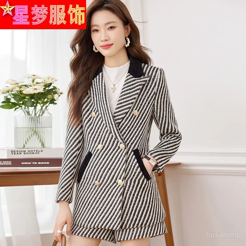 Элитный корейский деловой костюм во французском стиле с длинным рукавом на весну и осень для женщин, элегантный светский клетчатый пиджак
Элитный корейский деловой костюм во французском стиле с длинным рукавом на весну и осень для женщин, элегантный светский клетчатый пиджак