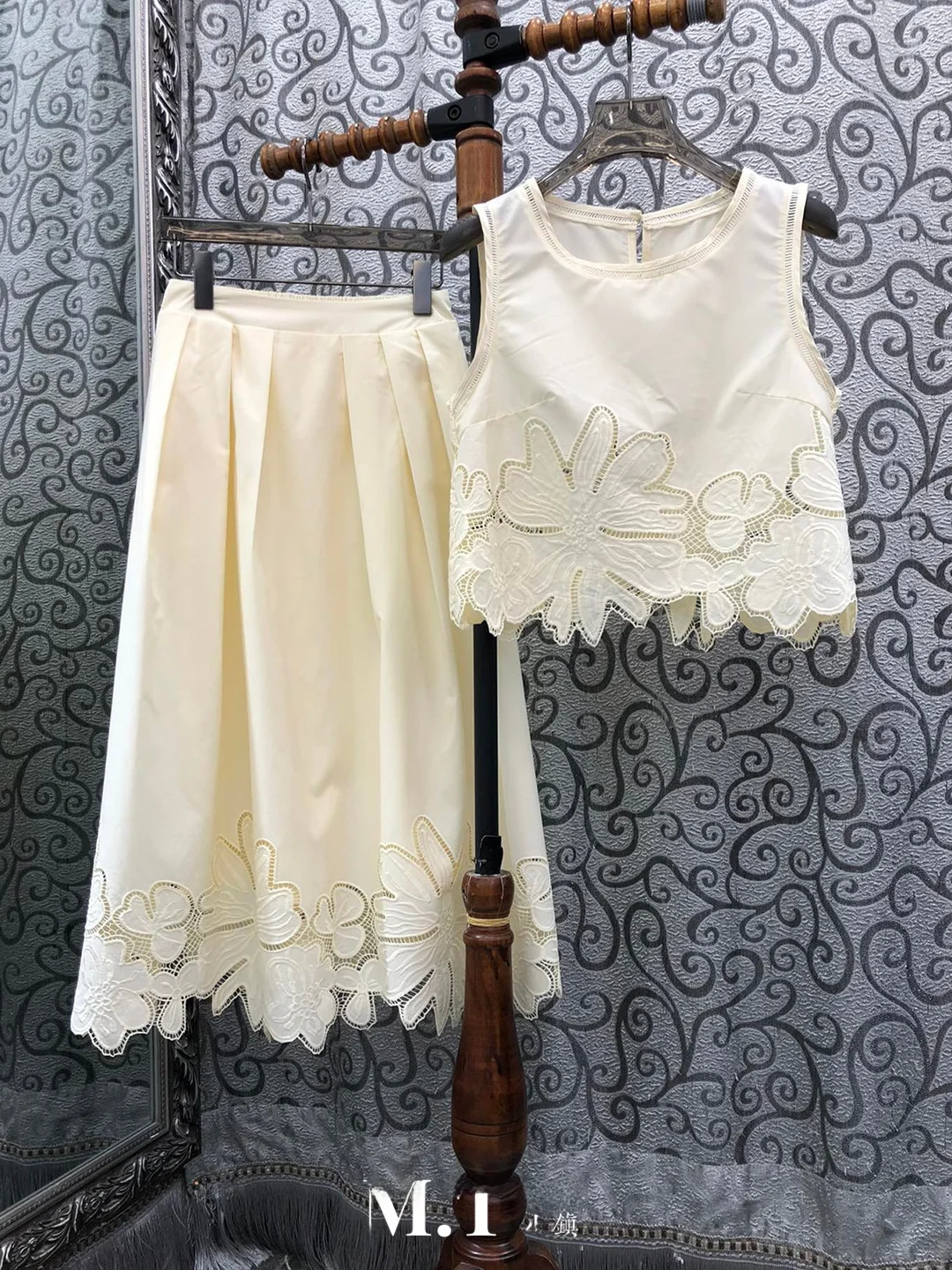 Milan Town Special Offer Light Luxury Short Sleeve Embroidered Hollow out Big Flower Vacation Vest And Skirt Set for Women
Milan Town Special Offer Light Luxury Short Sleeve Embroidered Hollow out Big Flower Vacation Vest And Skirt Set for Women