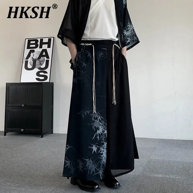 HKSH Весенние новые мужские брюки с широкой юбкой, китайские шикарные элегантные брюки из ледяного шелка в стиле ретро, женские шикарные элегантные темные HK5227
HKSH Весенние новые мужские брюки с широкой юбкой, китайские шикарные элегантные брюки из ледяного шелка в стиле ретро, женские шикарные элегантные темные HK5227