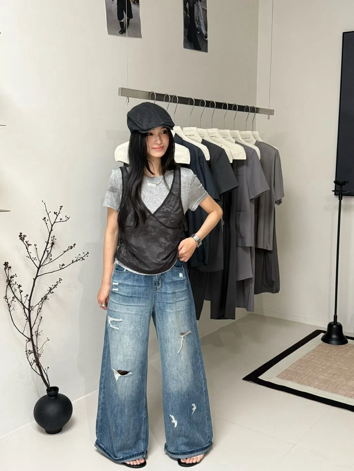Sweet Cool Style Denim Jacket And T-Shirt Two-Piece Set with Hole Design Korean Atmosphere Sensation Women's Summer Fashion
Sweet Cool Style Denim Jacket And T-Shirt Two-Piece Set with Hole Design Korean Atmosphere Sensation Women's Summer Fashion